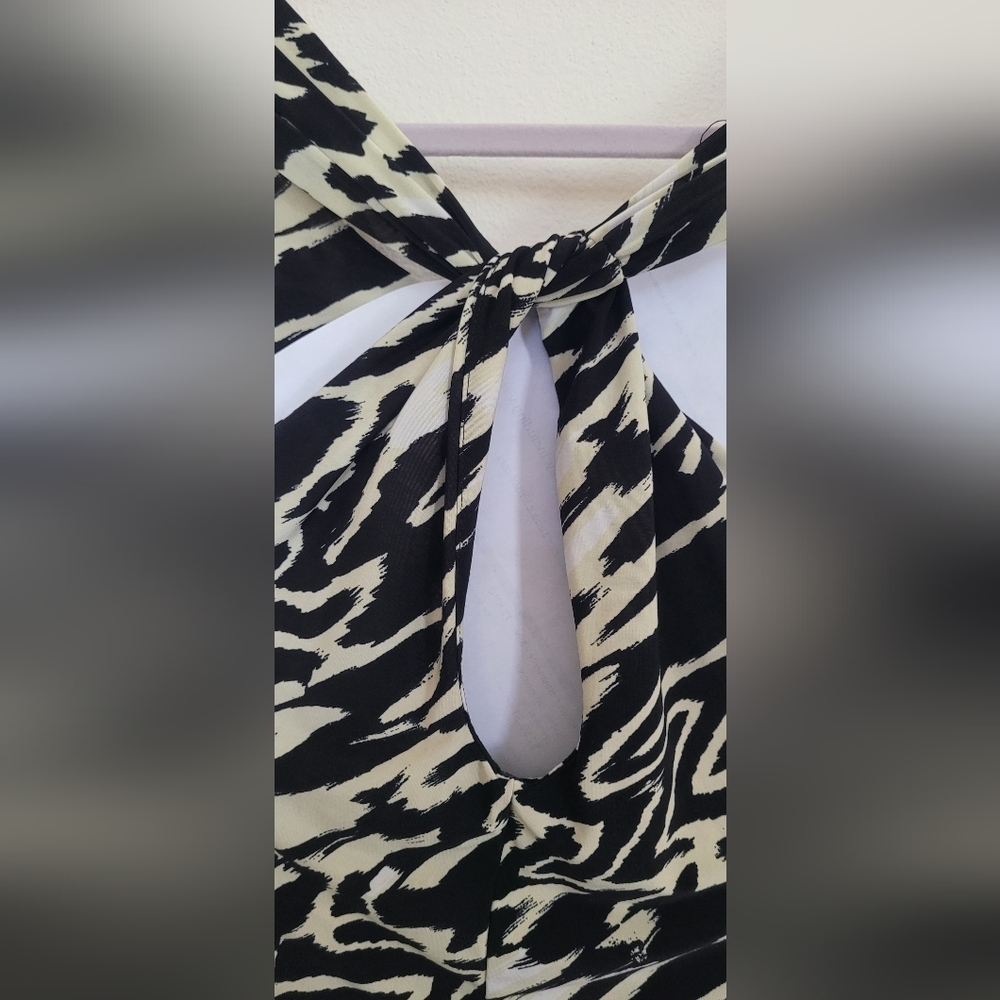Chic Black and White Abstract Print Dress - Picture 4 of 16